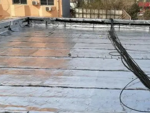 丽江市卫生间漏水维修公司分享下丽江市屋面楼顶防水刚性防水层施工要点。